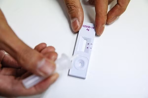 Đúng ra, tất cả các bộ test nhanh sau khi dùng đều cần được vứt đúng cách. Ảnh: NBC. Đúng ra, tất cả các bộ test nhanh sau khi dùng đều cần được vứt đúng cách. Ảnh: NBC.