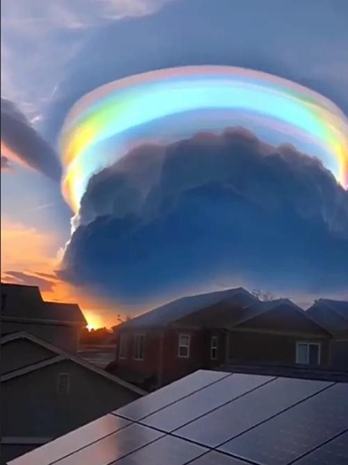 Dải khăn màu cầu vồng rất đẹp, nhưng bên dưới là khoảng mây tối màu trông rất đáng sợ. Ảnh: Newsflare. Dải khăn màu cầu vồng rất đẹp, nhưng bên dưới là khoảng mây tối màu trông rất đáng sợ. Ảnh: Newsflare.
