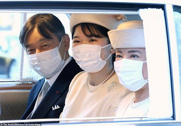 Aiko và cha mẹ sau sự kiện. Ảnh: The Asahi Shimbun via Getty Images. Aiko và cha mẹ sau sự kiện. Ảnh: The Asahi Shimbun via Getty Images.