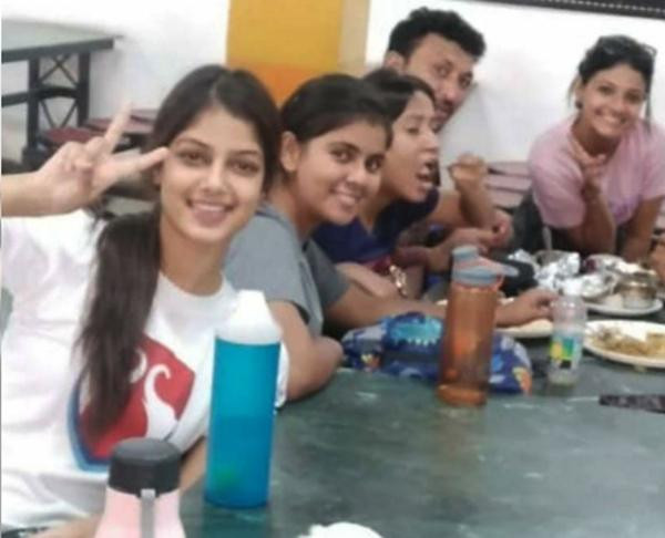 Harnaaz (trái) có khuôn mặt rạng rỡ, xinh đẹp nổi bật khi chụp với các bạn học. Harnaaz (trái) có khuôn mặt rạng rỡ, xinh đẹp nổi bật khi chụp với các bạn học.