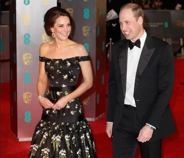 Kate cũng từng mặc váy hở vai, nhưng ở những sự kiện phù hợp (trong ảnh là khi Kate và William dự lễ trao giải thưởng điện ảnh) nên không có vấn đề gì. Ảnh: Getty Images. Kate cũng từng mặc váy hở vai, nhưng ở những sự kiện phù hợp (trong ảnh là khi Kate và William dự lễ trao giải thưởng điện ảnh) nên không có vấn đề gì. Ảnh: Getty Images.