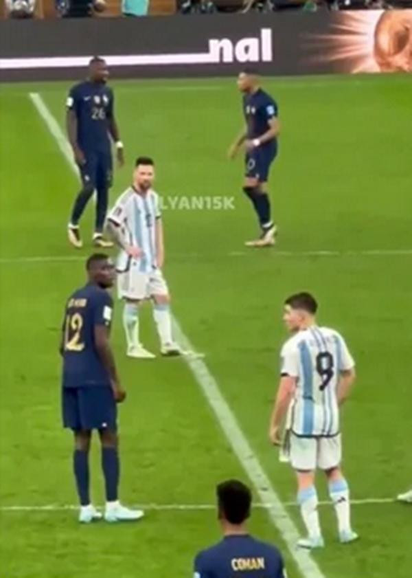 Messi quay đi sau khi nhìn thấy Mbappe. Ảnh: Twitter.