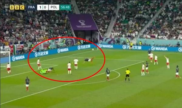 Vào khoảnh khắc Giroud ngả người móc bóng thì 2 cầu thủ khác có vẻ đang bị đau nên trọng tài đã thổi còi. Ảnh: BBC. Vào khoảnh khắc Giroud ngả người móc bóng thì 2 cầu thủ khác có vẻ đang bị đau nên trọng tài đã thổi còi. Ảnh: BBC.