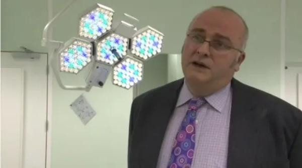 Một bệnh nhân bị khủng hoảng tâm lý sau khi biết sự thật, nhưng bác sĩ Bramhall (ảnh) lại bảo là làm gì đến mức bị ảnh hưởng nhiều thế. Ảnh: ITV. Một bệnh nhân bị khủng hoảng tâm lý sau khi biết sự thật, nhưng bác sĩ Bramhall (ảnh) lại bảo là làm gì đến mức bị ảnh hưởng nhiều thế. Ảnh: ITV.