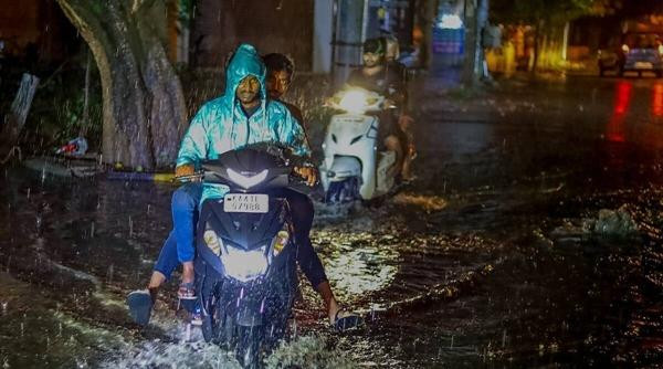 Mưa gây ngập ở Ấn Độ. Ảnh: Indian Express. Mưa gây ngập ở Ấn Độ. Ảnh: Indian Express.