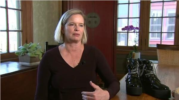 Simone bên một trong số những đôi giày được gửi đến cho cô. Ảnh: WLS-TV. Simone bên một trong số những đôi giày được gửi đến cho cô. Ảnh: WLS-TV.