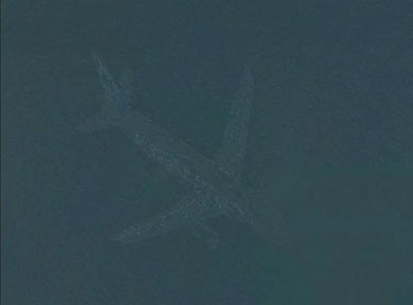 Ảnh máy bay trông như ở đáy hồ Harriet (Mỹ) được thấy trên Google Maps vào năm 2016. Ảnh: Google Maps. Ảnh máy bay trông như ở đáy hồ Harriet (Mỹ) được thấy trên Google Maps vào năm 2016. Ảnh: Google Maps.