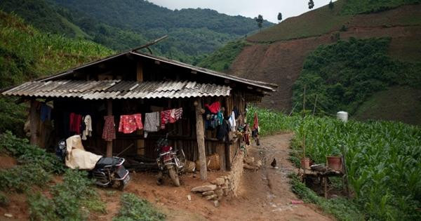 Thấy hoàn cảnh gia đình Xie khó khăn, "anh Băng" quyết định sẽ giúp đỡ tiền học phí. Ảnh: MS. Thấy hoàn cảnh gia đình Xie khó khăn, "anh Băng" quyết định sẽ giúp đỡ tiền học phí. Ảnh: MS.