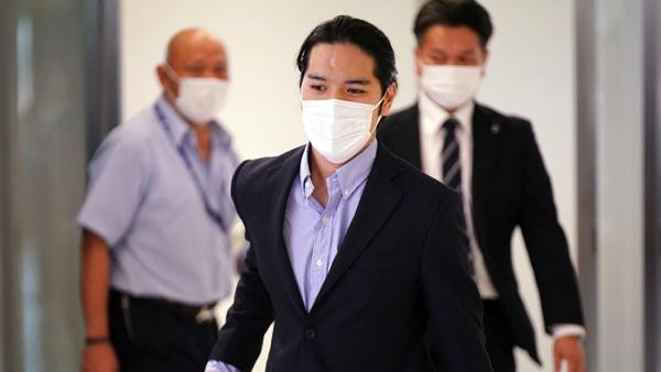 Khi về Nhật để cưới Mako, Kei Komuro cũng buộc tóc nhưng dù gì vẫn gọn gàng, sáng sủa. Ảnh: Eugene Hoshiko/ AP Photo. Khi về Nhật để cưới Mako, Kei Komuro cũng buộc tóc nhưng dù gì vẫn gọn gàng, sáng sủa. Ảnh: Eugene Hoshiko/ AP Photo.