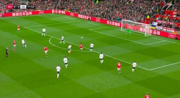 Các cầu thủ của Tottenham dường như quên mất sự nguy hiểm của Ronaldo trong tình huống này. Ảnh: Twitter.