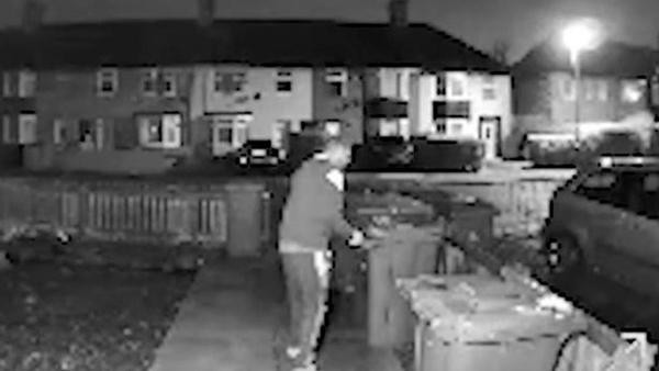 Việc đi vứt rác thì diễn ra rất bình thường. Ảnh: Phil Johnson.