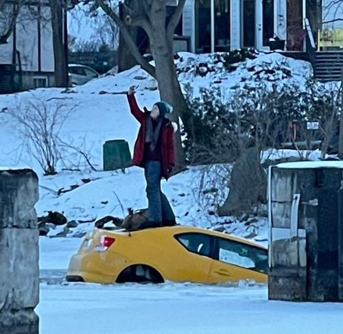 Nhưng cô gái gặp tai nạn thì không hề "căng". Ảnh: Lynda Douglas. Nhưng cô gái gặp tai nạn thì không hề "căng". Ảnh: Lynda Douglas.