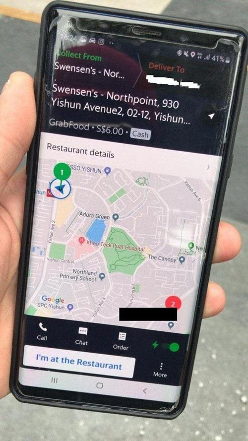 Anh shipper tính quãng đường từ quán đến nhà khách hàng. Ảnh: Facebook.