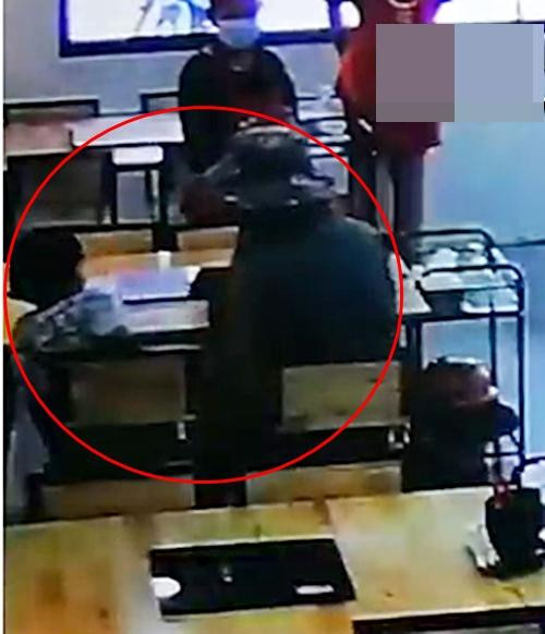 Cô bé nhất định không ăn một mình. Ảnh: Facebook.