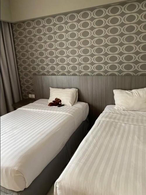 Myra quay về phòng khách sạn thì thấy thế này.