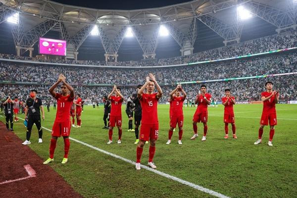 Các cầu thủ Trung Quốc cảm ơn các fan sau một trận đấu. Ảnh: Xinhua. Các cầu thủ Trung Quốc cảm ơn các fan sau một trận đấu. Ảnh: Xinhua.
