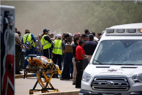 Nhiều nhân viên cứu hộ khẩn cấp đã có mặt ở hiện trường. Ảnh: Dario Lopez-Mills/ AP.