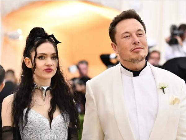 Elon Musk và Grimes khi còn bên nhau. Ảnh: Charles Sykes/ AP.