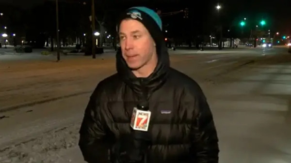 Mark mỉa mai rằng anh cảm thấy "rất tuyệt vời" khi đứng dưới tuyết lạnh. Ảnh: Twitter.