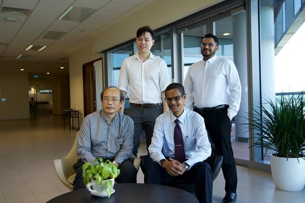 Anh Sadayan (ngồi, bên phải) cùng các bác sĩ điều trị cho mình. Ảnh: Sadayan Maideen. Anh Sadayan (ngồi, bên phải) cùng các bác sĩ điều trị cho mình. Ảnh: Sadayan Maideen.