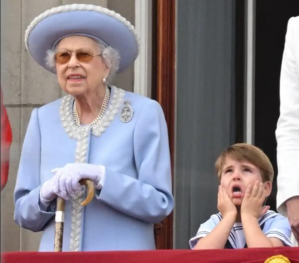 Nữ hoàng và Hoàng tử Louis, con út của nhà William - Kate. Ảnh: Getty.