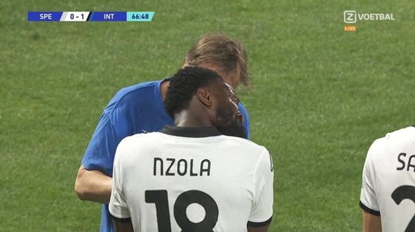 Một nhân viên của CLB phải chạy đến hỗ trợ, nhưng vẫn vô vọng. Ảnh: Twitter. Một nhân viên của CLB phải chạy đến hỗ trợ, nhưng vẫn vô vọng. Ảnh: Twitter.