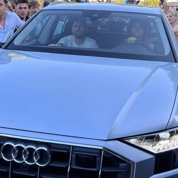 Messi có vẻ cũng bất ngờ khi nhà mình bị vây kín. Ảnh: Twitter.
