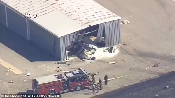 Một máy bay đâm vào nhà kho chứa máy bay. Ảnh: KSBW TV Action News 9.