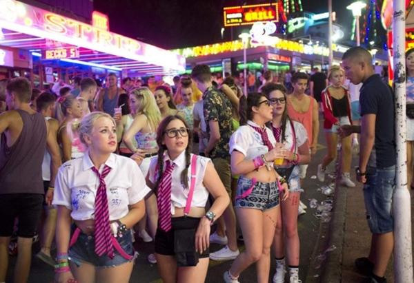 Một số du khách người Anh trên đảo Majorca. Ảnh: AFP. Một số du khách người Anh trên đảo Majorca. Ảnh: AFP.