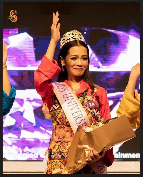 Hoa hậu Hoàn vũ Bhutan thừa nhận rằng cô khóc không được xinh lắm. Hoa hậu Hoàn vũ Bhutan thừa nhận rằng cô khóc không được xinh lắm.