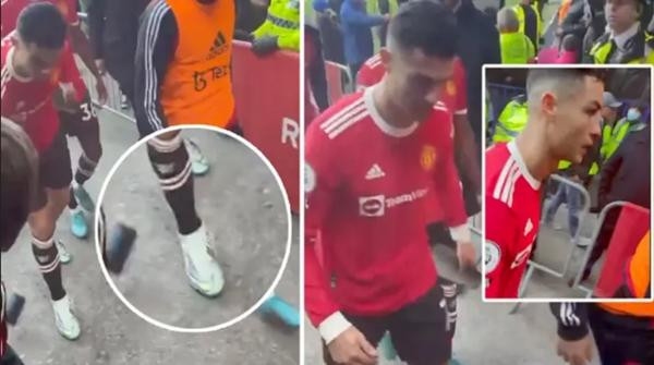 Ronaldo được cho là đã đập điện thoại sau khi thua, nhưng là điện thoại của người khác chứ không phải của anh. Ảnh: E360hubs. Ronaldo được cho là đã đập điện thoại sau khi thua, nhưng là điện thoại của người khác chứ không phải của anh. Ảnh: E360hubs.