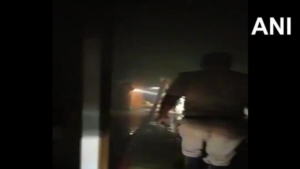 Buổi tối, người không vay được tiền đã quay lại chi nhánh ngân hàng để đốt. Ảnh: ANI.