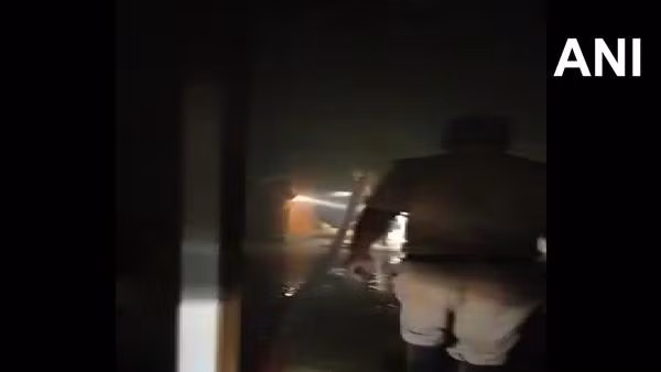 Buổi tối, người không vay được tiền đã quay lại chi nhánh ngân hàng để đốt. Ảnh: ANI.