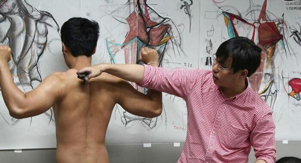 Nhìn "người thật việc thật" bao giờ cũng dễ hiểu hơn là nhìn hình vẽ trong sách giáo khoa hoặc trên máy tính. Ảnh: Art of Anatomy. Nhìn "người thật việc thật" bao giờ cũng dễ hiểu hơn là nhìn hình vẽ trong sách giáo khoa hoặc trên máy tính. Ảnh: Art of Anatomy.