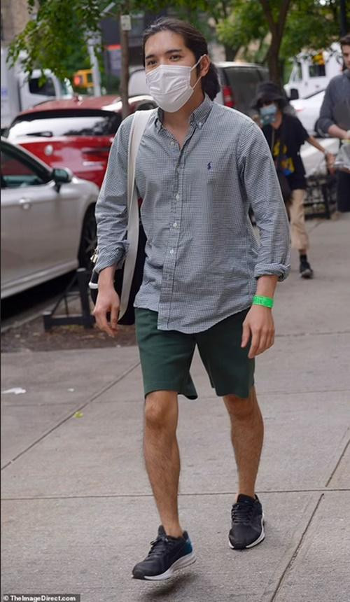 Kei Komuro ăn mặc giản dị khi rời phòng thi. Ảnh: The Image Direct. Kei Komuro ăn mặc giản dị khi rời phòng thi. Ảnh: The Image Direct.