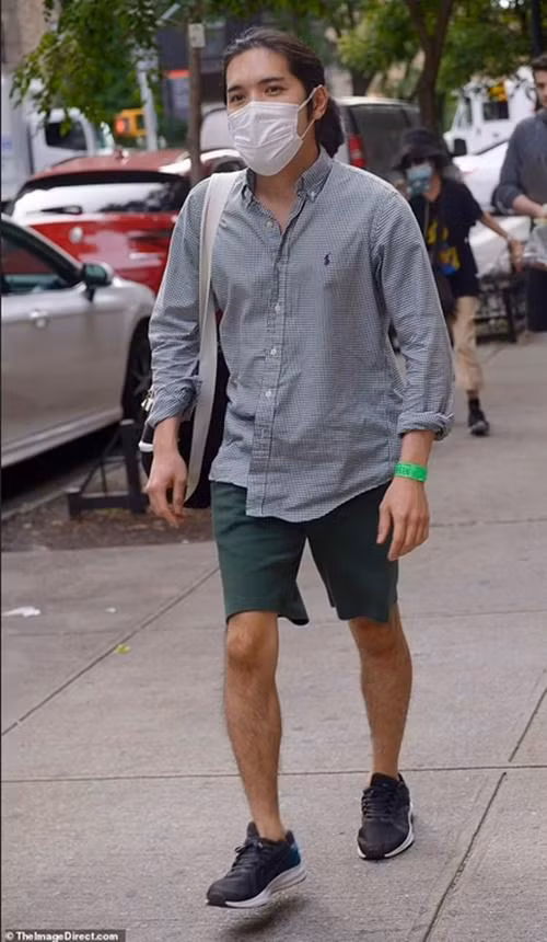 Kei Komuro ăn mặc giản dị khi rời phòng thi. Ảnh: The Image Direct.