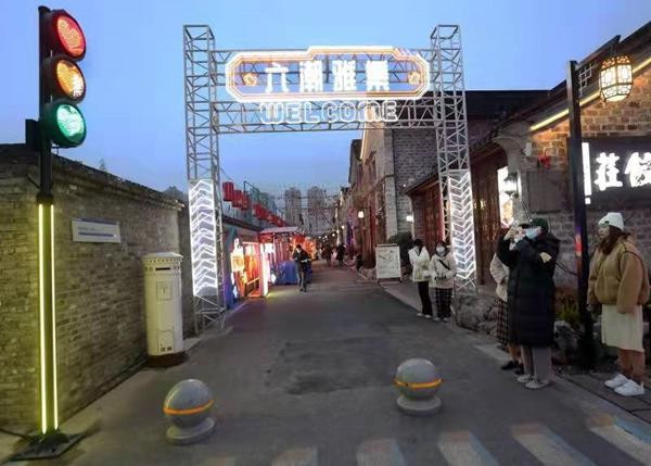 Mọi người chụp ảnh cột đèn giao thông. Ảnh: Twitter. Mọi người chụp ảnh cột đèn giao thông. Ảnh: Twitter.