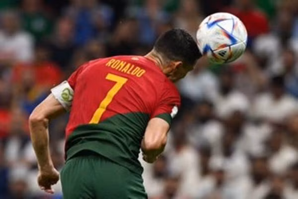Ronaldo tin rằng anh đã ghi bàn. Ảnh: Twitter.