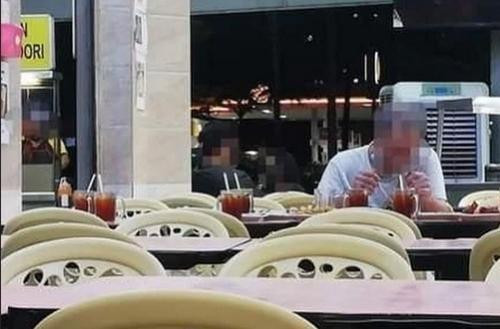 Nhân viên nhà hàng cũng không dám hỏi về hoàn cảnh của ông cụ. Ảnh: Zayan. Nhân viên nhà hàng cũng không dám hỏi về hoàn cảnh của ông cụ. Ảnh: Zayan.