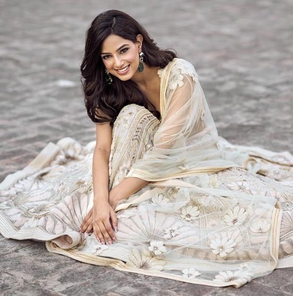 Harnaaz mặc saree chụp ảnh khi về nước. Ảnh: Instagram. Harnaaz mặc saree chụp ảnh khi về nước. Ảnh: Instagram.