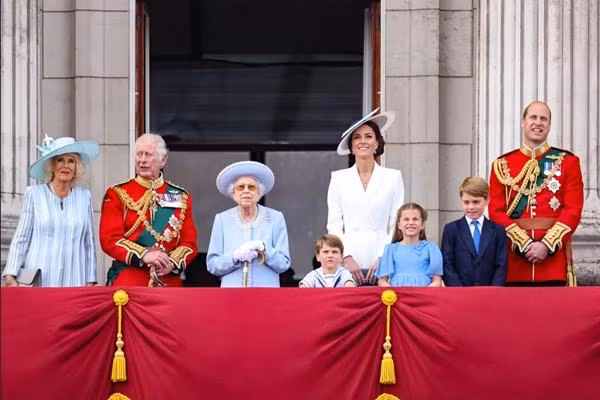 Nữ hoàng, bà Camilla, Hoàng tử George, Công chúa Charlotte đều dùng màu xanh da trời trong Đại lễ Bạch kim. Ảnh: Chris Jackson/ Getty.