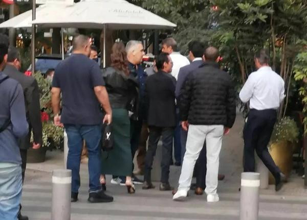 Nadia buộc tóc gọn, mặc váy dài màu xanh ô-liu và áo khoác. Ảnh: Instagram. Nadia buộc tóc gọn, mặc váy dài màu xanh ô-liu và áo khoác. Ảnh: Instagram.