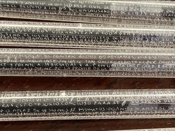 Cận cảnh "phao" thi kỳ công trên thân bút. Ảnh: Twitter. Cận cảnh "phao" thi kỳ công trên thân bút. Ảnh: Twitter.