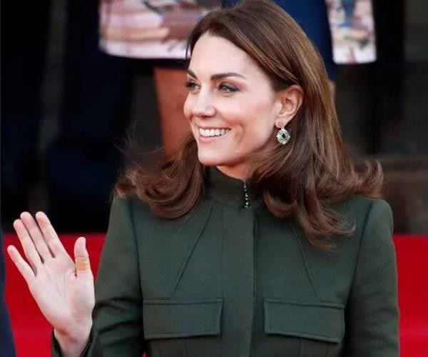 Nhiều lần Kate phải băng ngón tay cái bên phải rồi. Ảnh: Getty.