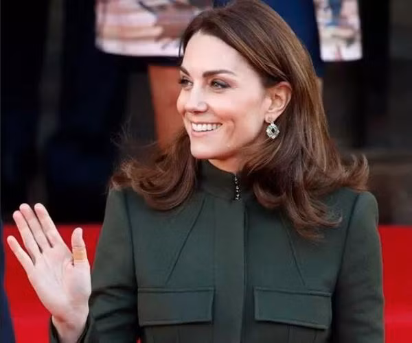Nhiều lần Kate phải băng ngón tay cái bên phải rồi. Ảnh: Getty.