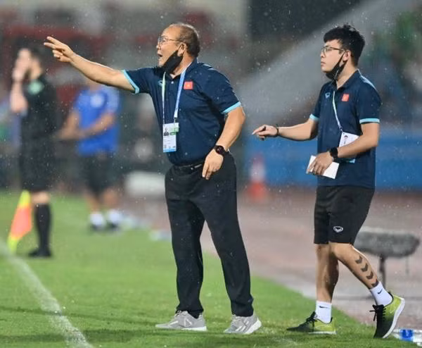 Một số trang tin bảo rằng HLV Park Hang-seo đã đi "theo dõi" U23 Myanmar. Ảnh: NB.