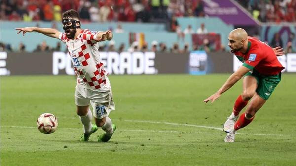 Tổ VAR tin rằng Gvardiol có động cơ cố đòi penalty khi cố ngã. Ảnh: Catherine Ivill/ Getty Images.