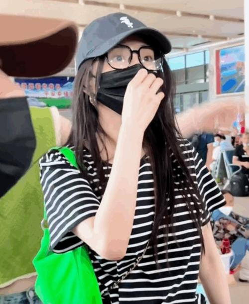 Dương Mịch ở sân bay. Ảnh: Oriental Daily. Dương Mịch ở sân bay. Ảnh: Oriental Daily.