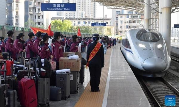 Nhân viên y tế ở nhiều tỉnh thành tại Trung Quốc cùng tới Thượng Hải để hỗ trợ. Ảnh: Xinhua.