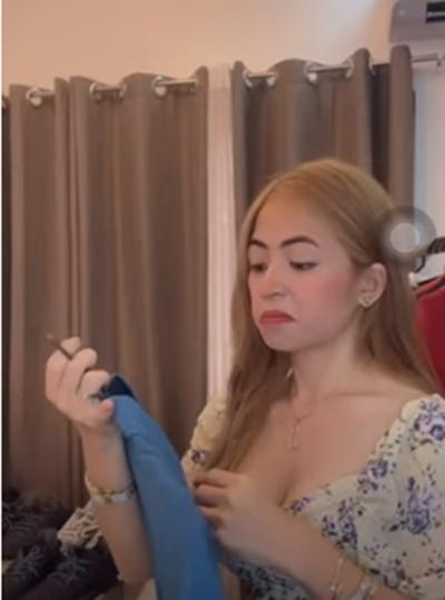 Bĩu môi khi xem lại áo của "người cũ" trong lúc livestream. Ảnh: Facebook. Bĩu môi khi xem lại áo của "người cũ" trong lúc livestream. Ảnh: Facebook.